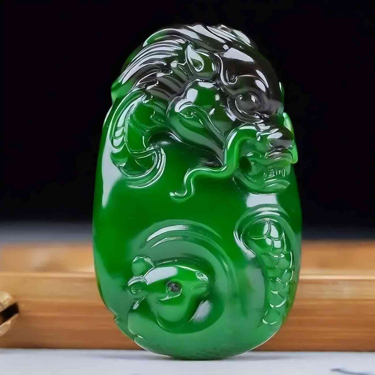 翡翠和碧玉哪个比较好(碧玉和翡翠哪个升值空间大)插图1 翡翠和碧玉哪个比较好(碧玉和翡翠哪个升值空间大)插图1