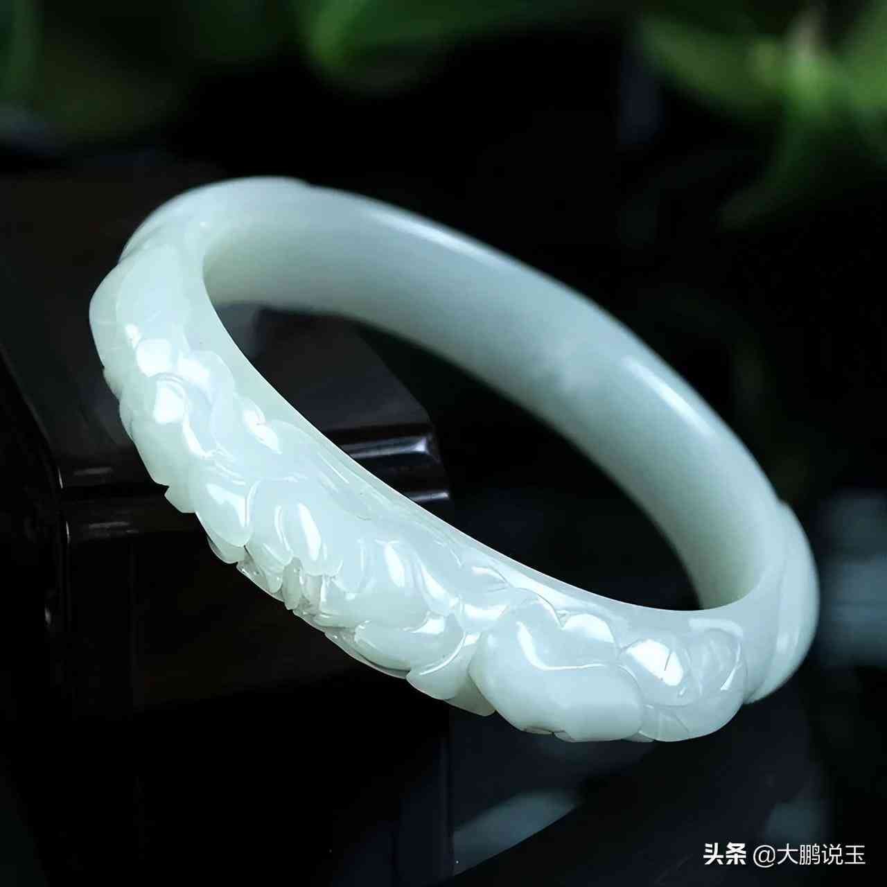 和田玉手镯(和田玉手镯怎么选)插图3 和田玉手镯(和田玉手镯怎么选)插图3