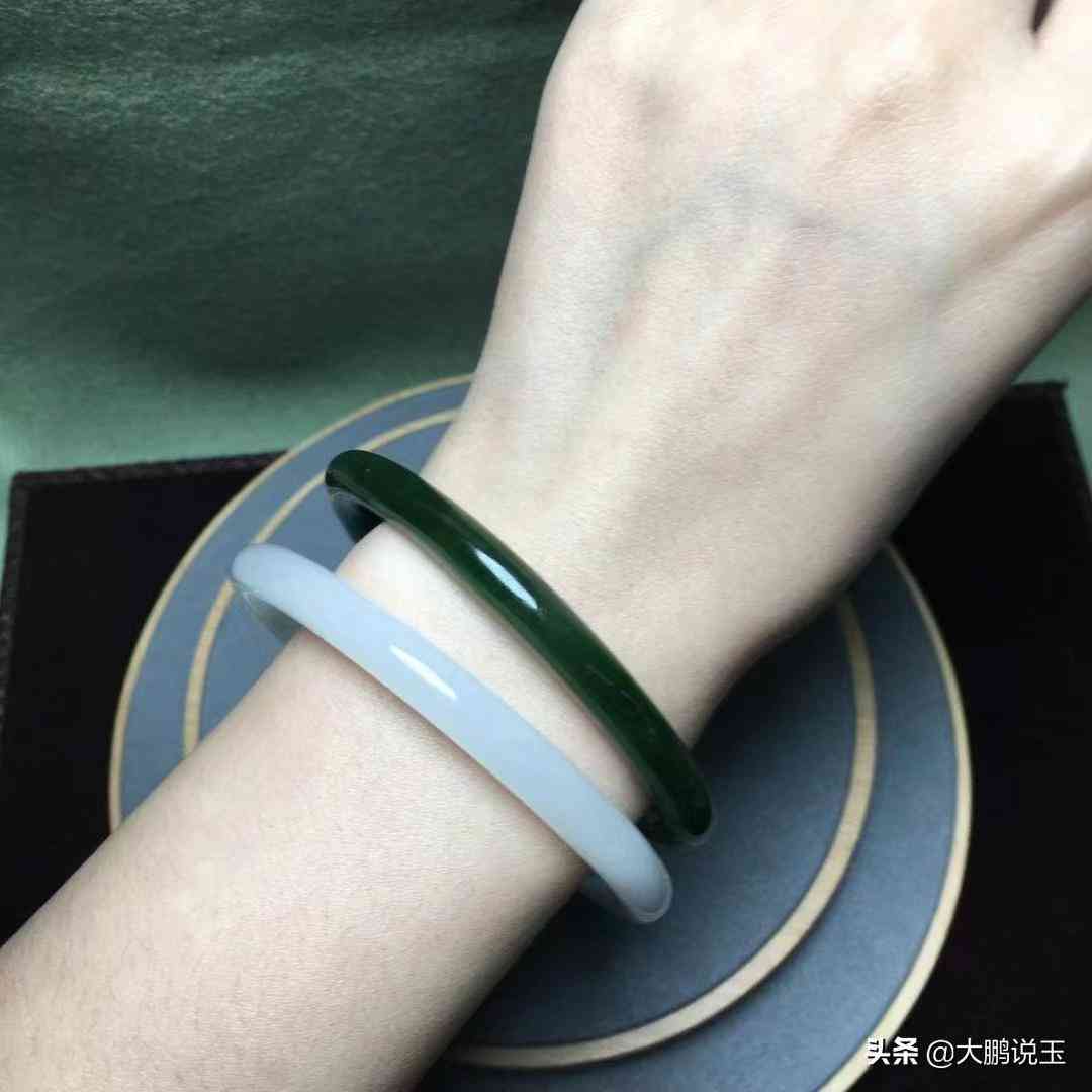 和田玉手镯(和田玉手镯怎么选)插图4 和田玉手镯(和田玉手镯怎么选)插图4
