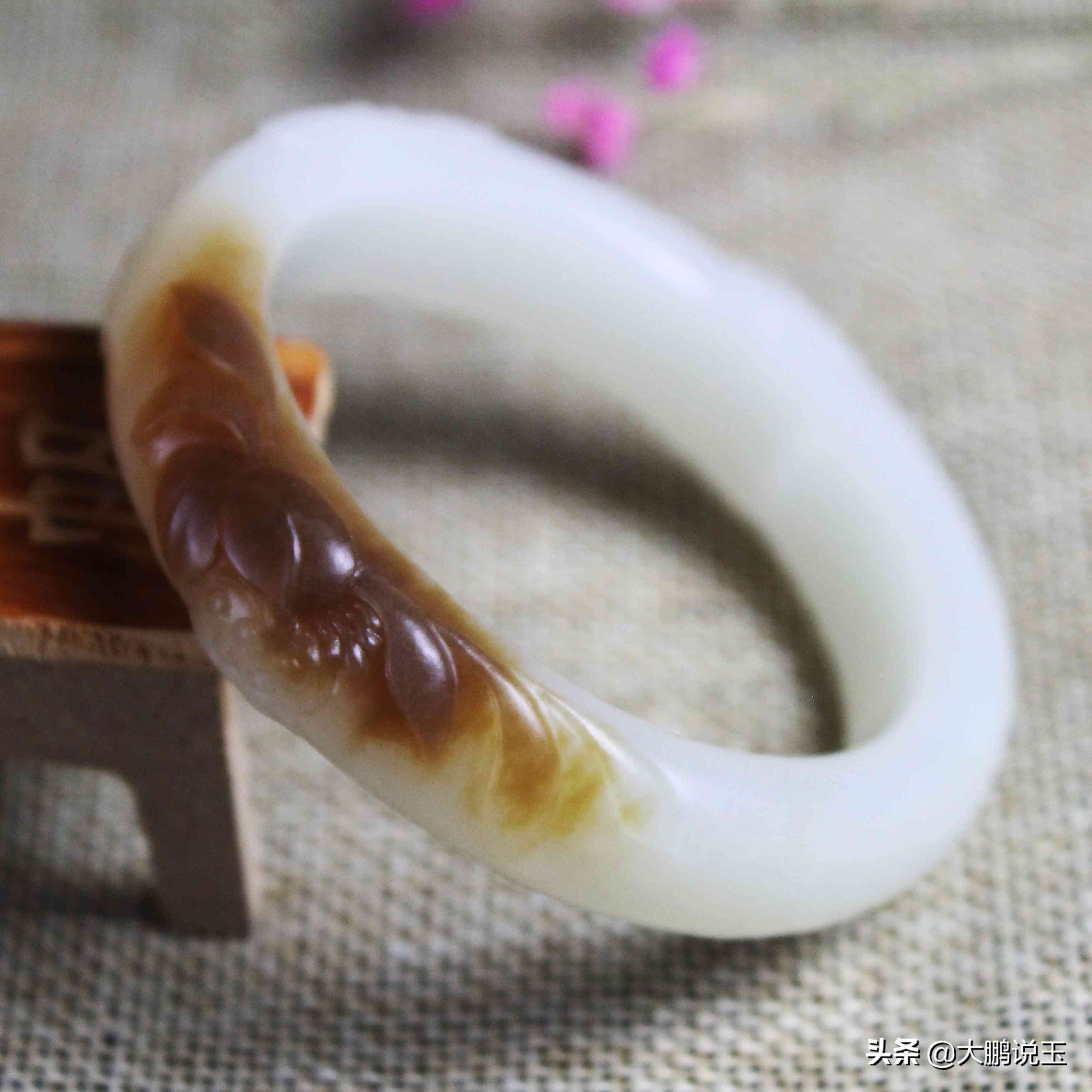 和田玉手镯(和田玉手镯怎么选)插图6 和田玉手镯(和田玉手镯怎么选)插图6