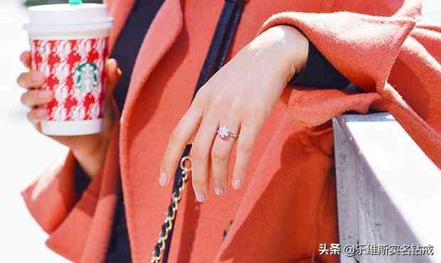 小拇指戴戒指是什么意思(无名指戴戒指是什么意思)插图5
