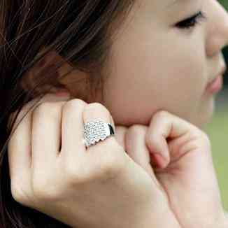 尾戒的含义与戴法(尾戒戴在左手右手上的意义)