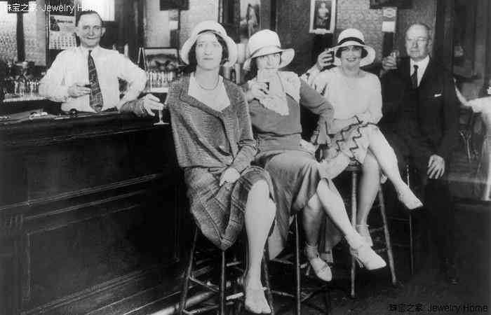 女生右手戴戒指(女生右手中指戴戒指)