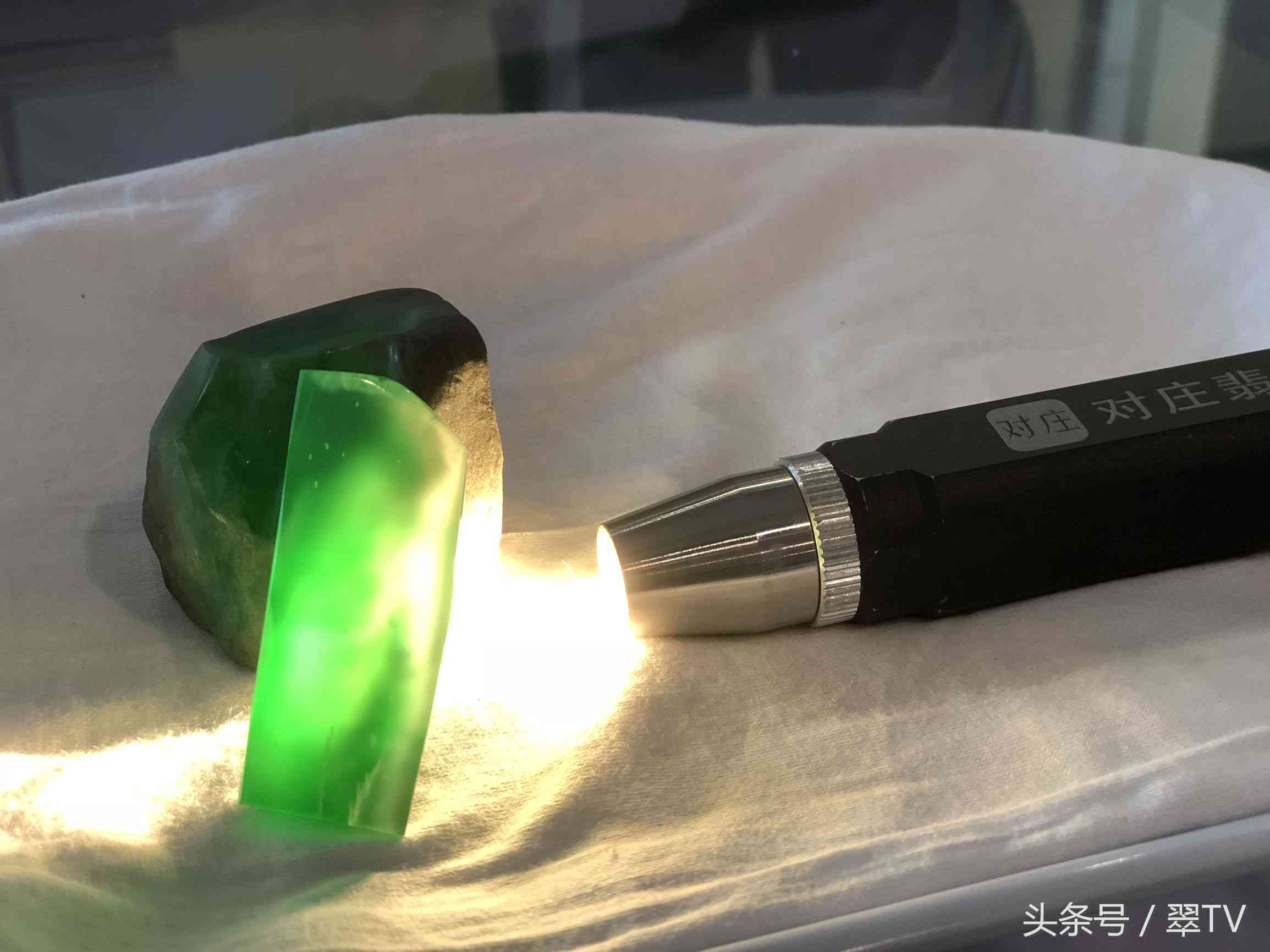 缅甸翡翠原石毛料(缅甸翡翠原石毛料玉石手镯)插图3