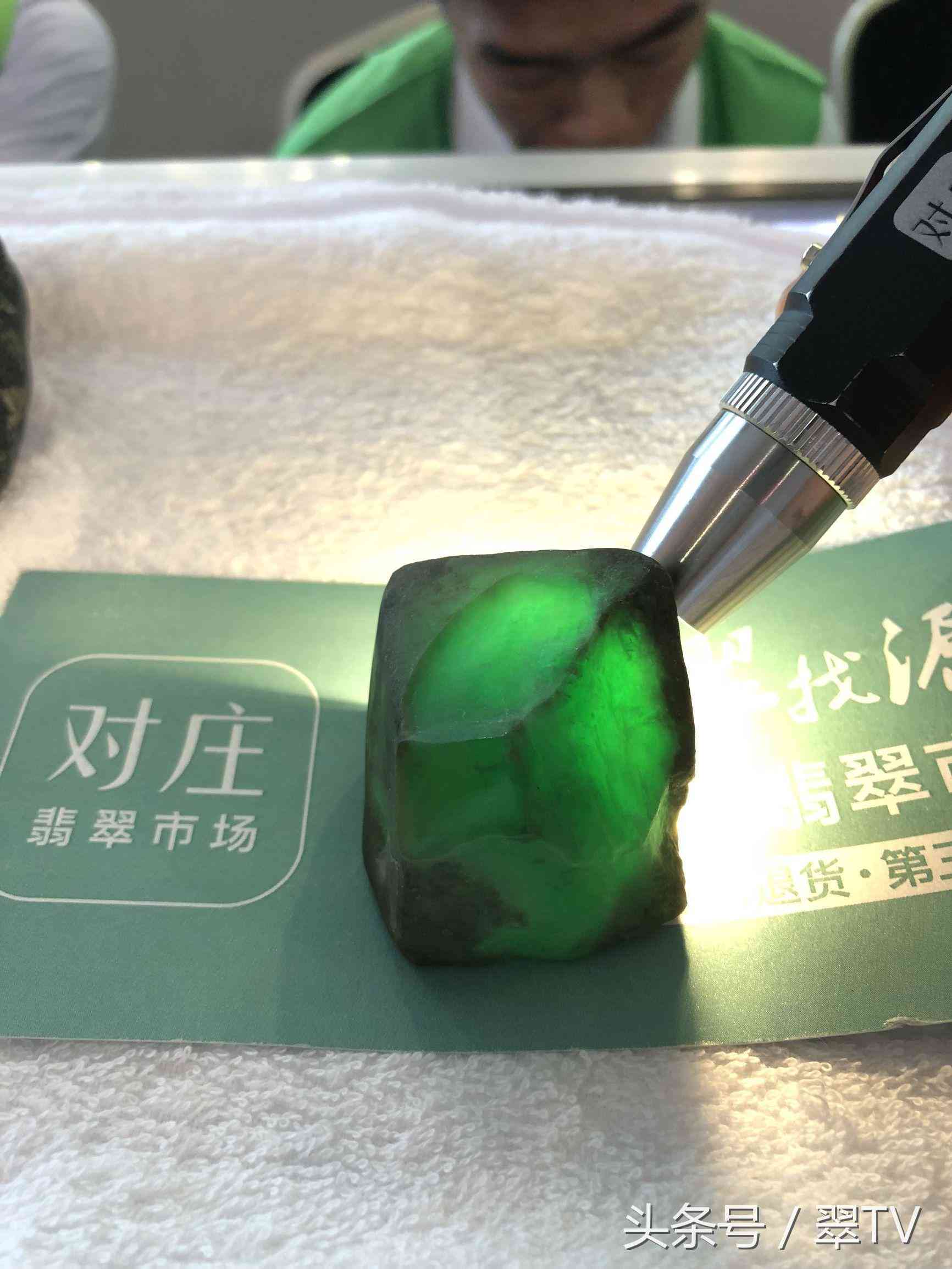 缅甸翡翠原石毛料(缅甸翡翠原石毛料玉石手镯)插图16