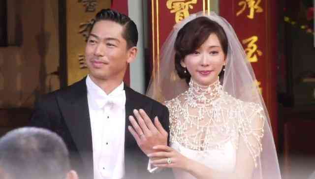 婚礼交换戒指是对戒还是钻戒(婚礼交换戒指在哪个环节)插图4 婚礼交换戒指是对戒还是钻戒(婚礼交换戒指在哪个环节)插图4