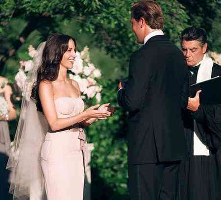 婚礼交换戒指是对戒还是钻戒(婚礼交换戒指在哪个环节)插图5 婚礼交换戒指是对戒还是钻戒(婚礼交换戒指在哪个环节)插图5