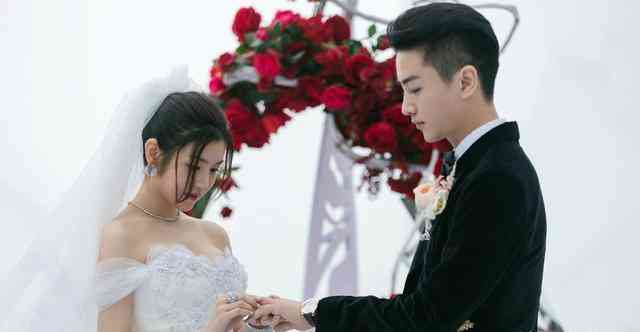 婚礼交换戒指是对戒还是钻戒(婚礼交换戒指在哪个环节)插图8 婚礼交换戒指是对戒还是钻戒(婚礼交换戒指在哪个环节)插图8