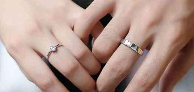 左手无名指戴戒指代表什么(左手中指戴戒指代表什么)插图1