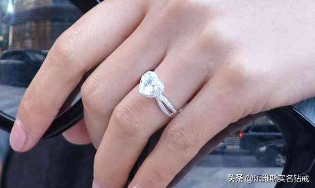 戒指戴在中指上代表什么意思(戒指戴在中指上是什么意思)插图3 戒指戴在中指上代表什么意思(戒指戴在中指上是什么意思)插图3