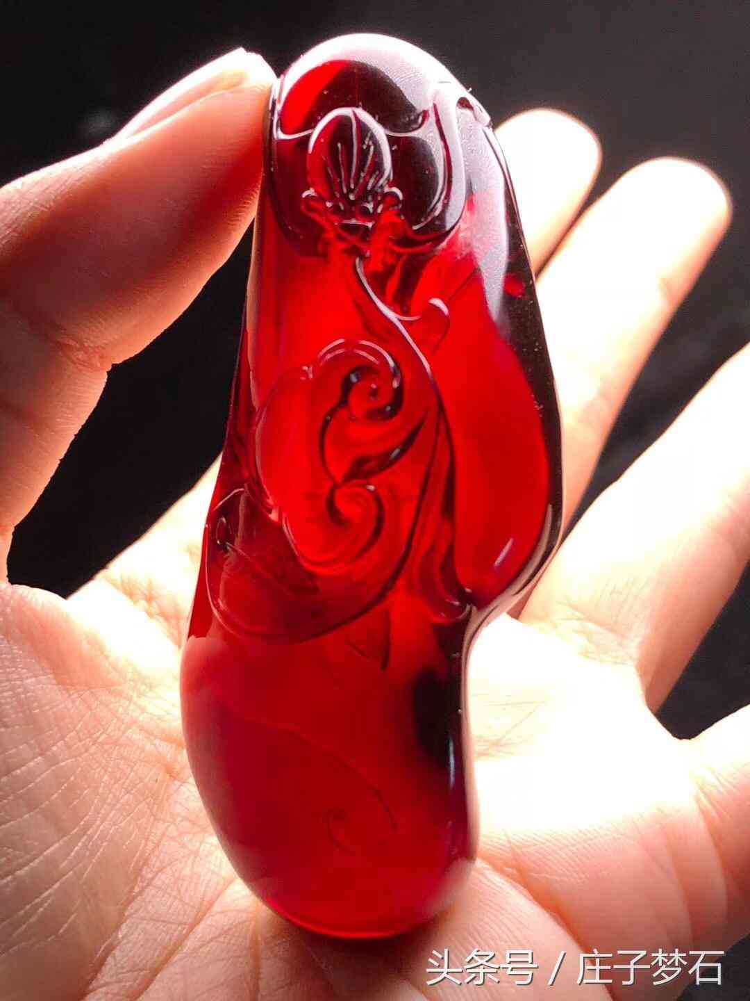 天然琥珀吊坠(天然琥珀吊坠图片)