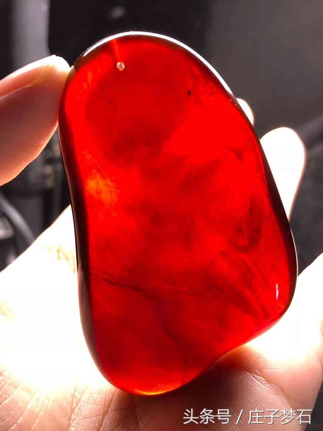 天然琥珀吊坠(天然琥珀吊坠图片)插图5