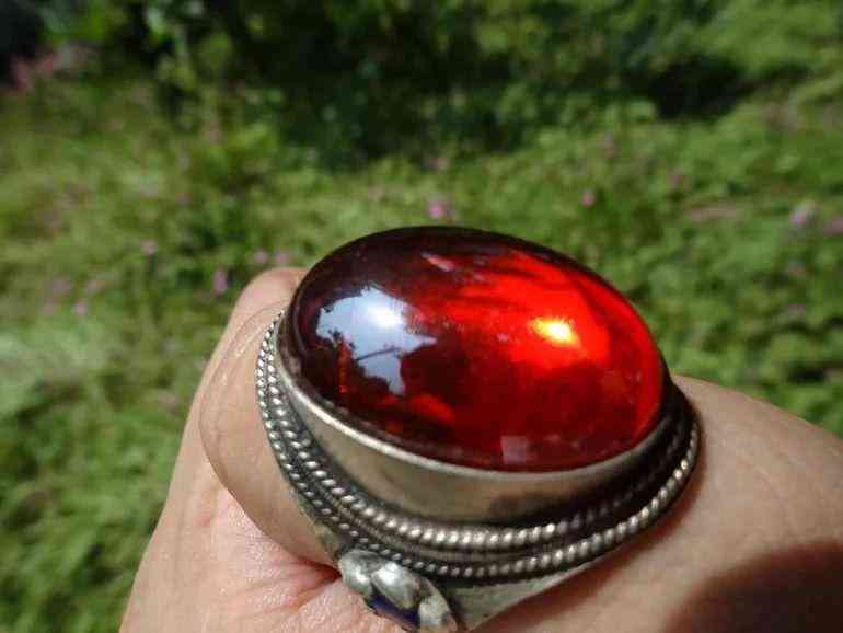 天然锆石和玉石有什么区别(天然锆石原石特征)