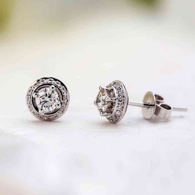 钻石耳钉什么牌子的好(钻石耳钉什么牌子的好看)插图14