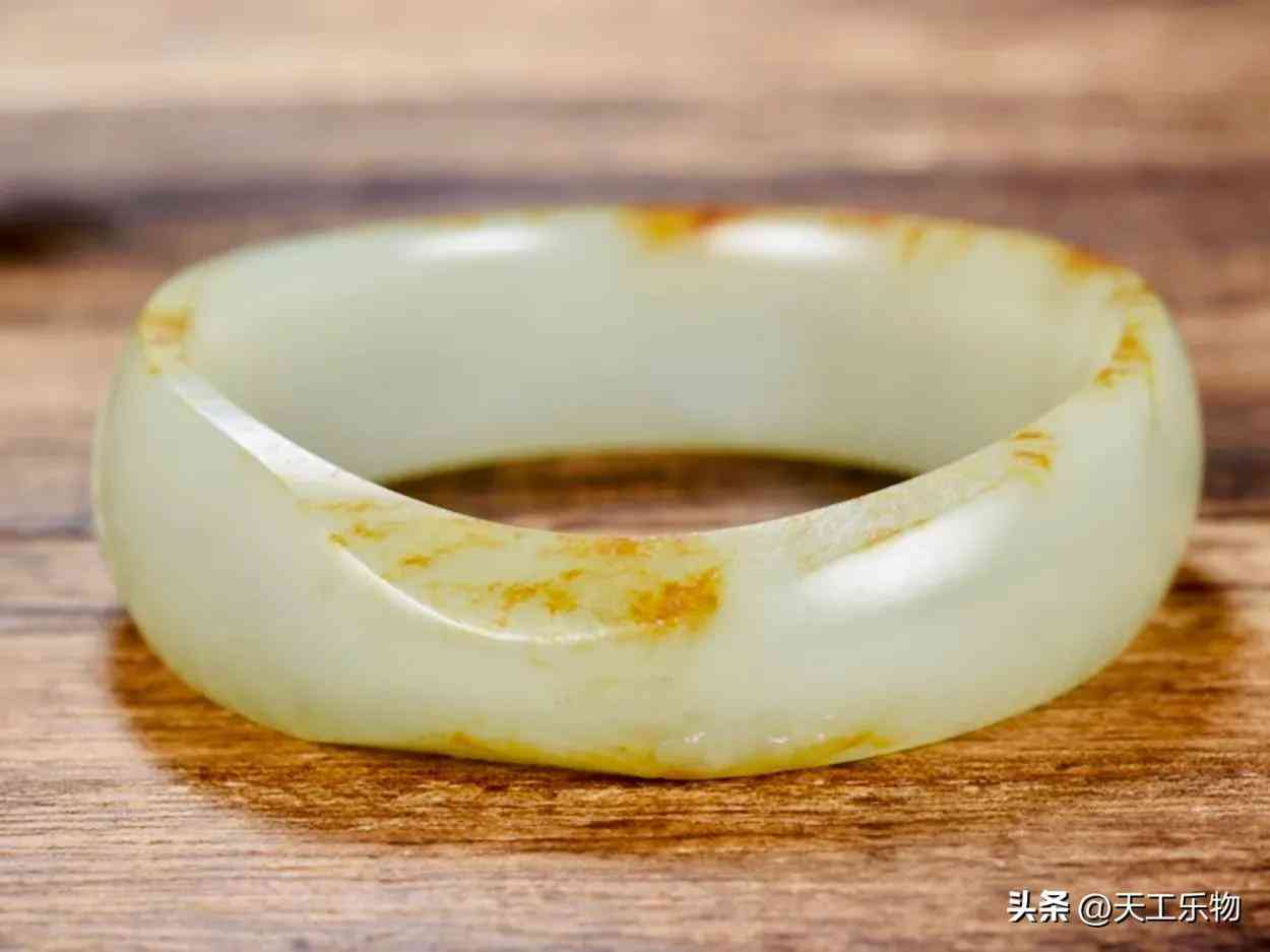 真正的和田玉手镯(真正的和田玉手镯多少钱一副)插图1