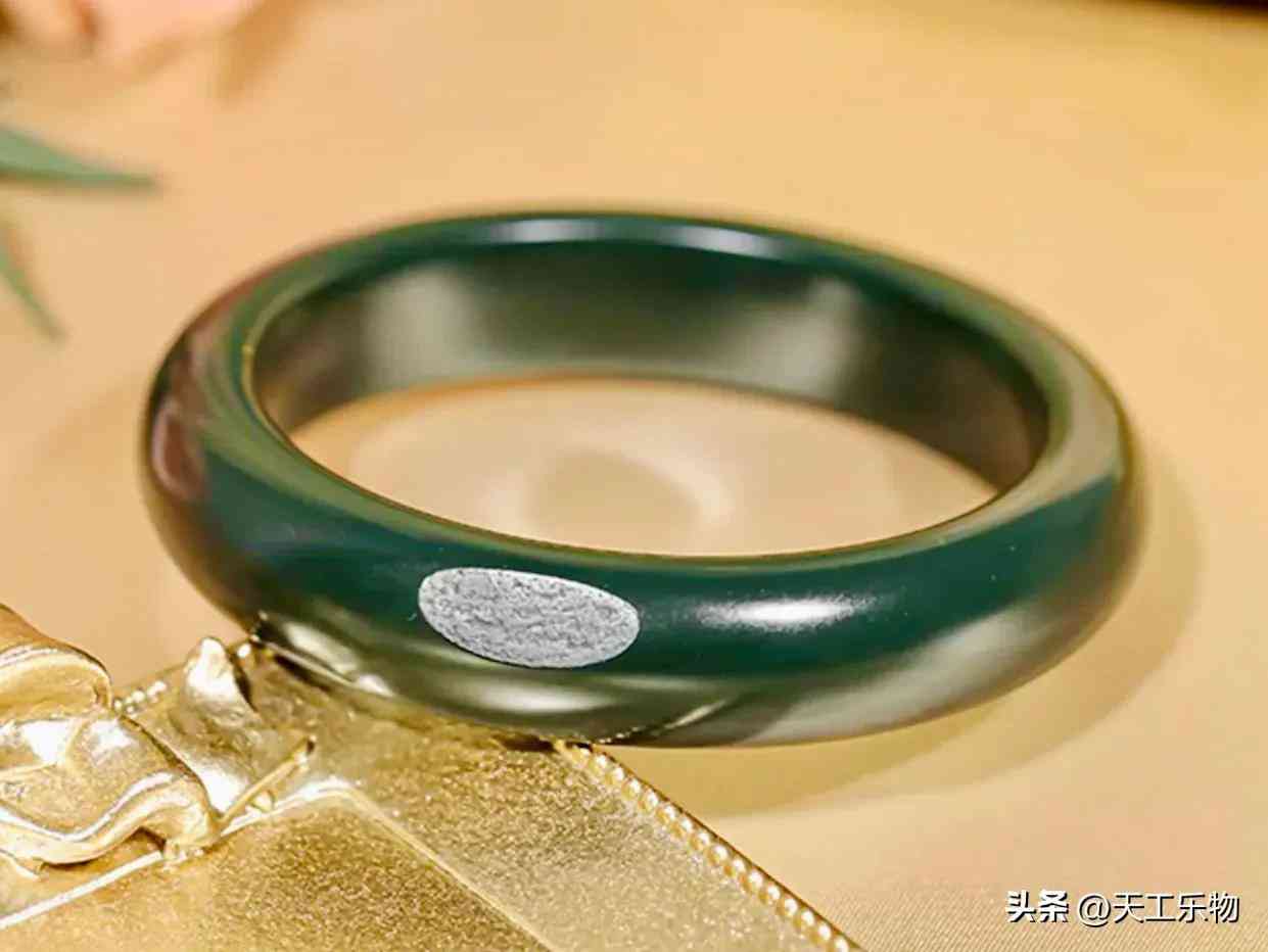 真正的和田玉手镯(真正的和田玉手镯多少钱一副)插图11