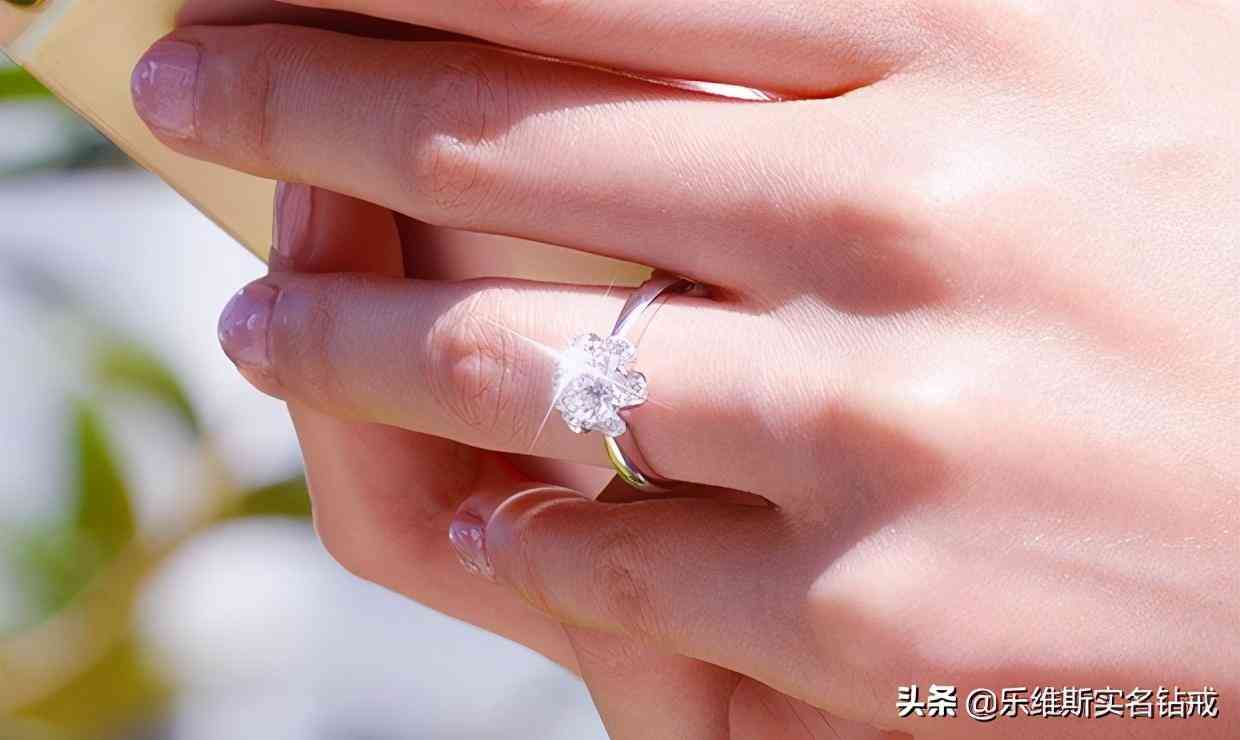 求婚戒指戴哪个手指头(求婚戒指戴哪个手指头男士)