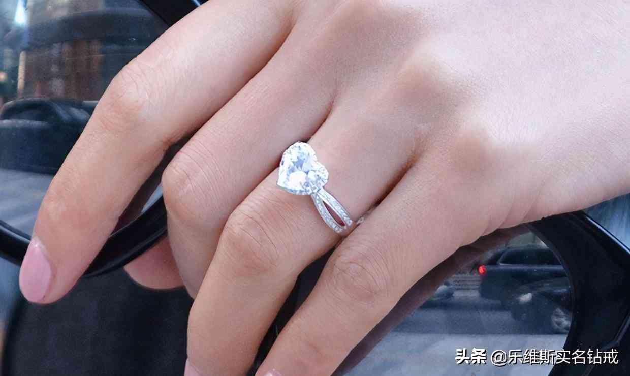 求婚戒指戴哪个手指头(求婚戒指戴哪个手指头男士)插图2