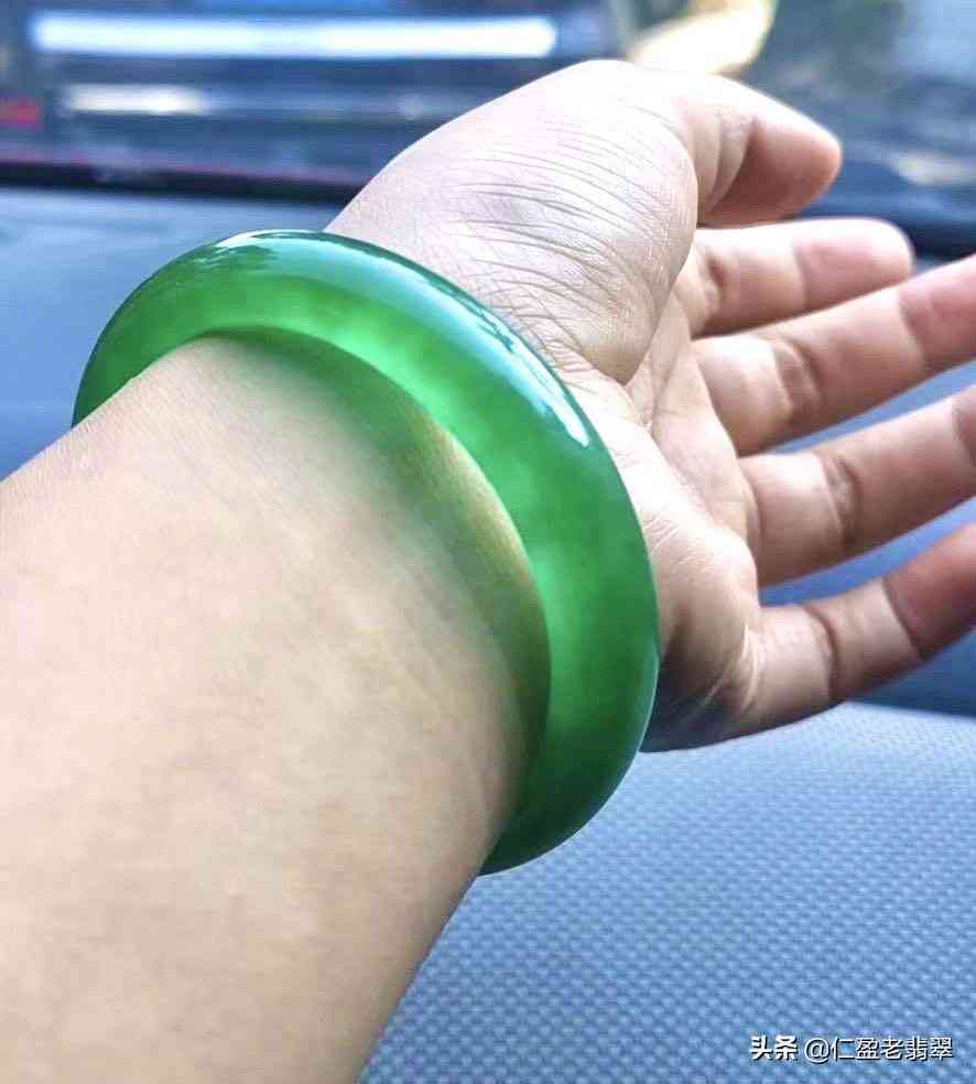 翡翠用什么水泡会越来越透(挑选翡翠的四个口诀)