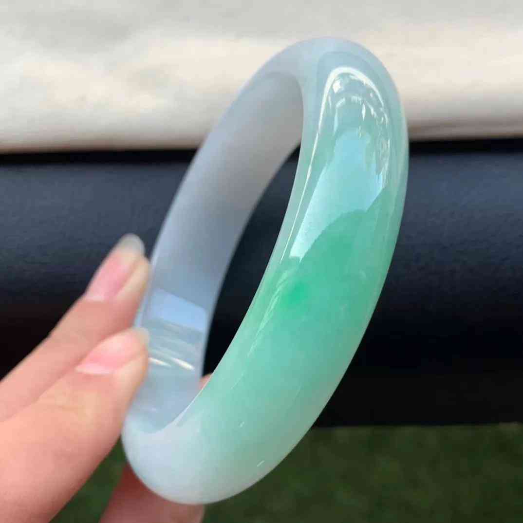 什么玉对女人身体最好(什么玉镯子对女性好)插图5 什么玉对女人身体最好(什么玉镯子对女性好)插图5