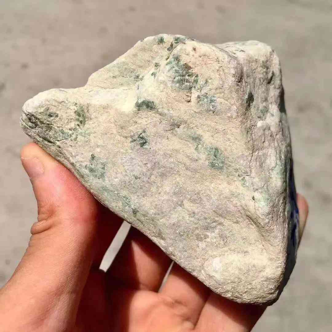 翡翠原石毛料怎样鉴别(翡翠原石毛料市场价多少钱一公斤)插图1 翡翠原石毛料怎样鉴别(翡翠原石毛料市场价多少钱一公斤)插图1