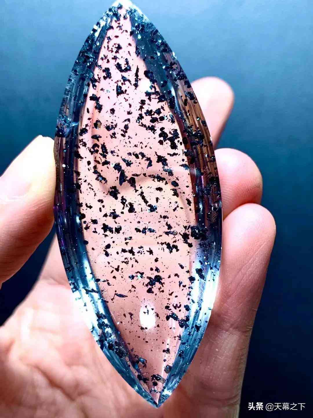 天然水晶吊坠多少钱一个(天然水晶石吊坠)插图1