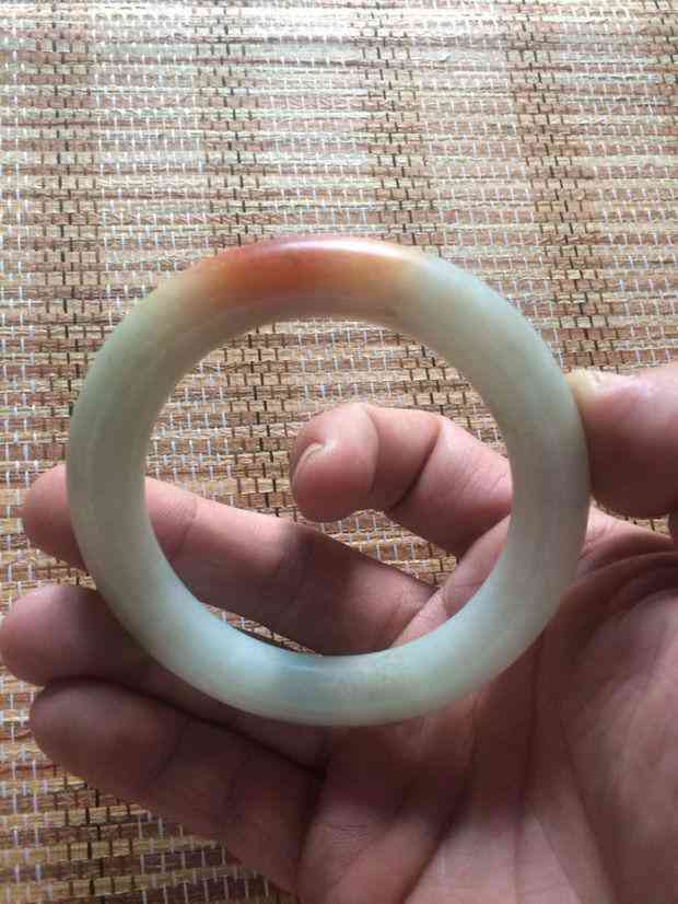 玉镯子多少钱买到真的(玉镯子哪种玉最好)