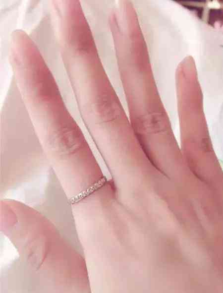 右手戴戒指五个手指的含义(戴戒指的正确方法)