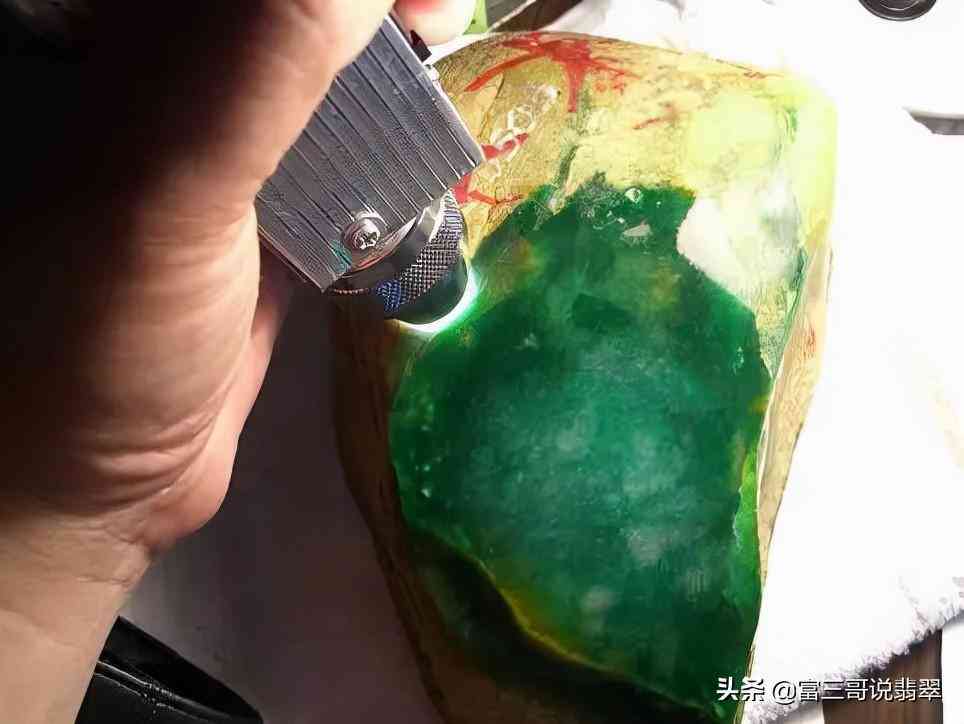 翡翠原石的切割全技巧(翡翠原石的切割方法)插图1 翡翠原石的切割全技巧(翡翠原石的切割方法)插图1