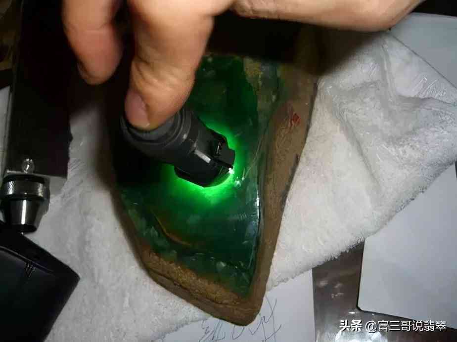 翡翠原石的切割全技巧(翡翠原石的切割方法)插图2 翡翠原石的切割全技巧(翡翠原石的切割方法)插图2