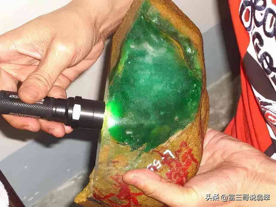 翡翠原石的切割全技巧(翡翠原石的切割方法)插图3 翡翠原石的切割全技巧(翡翠原石的切割方法)插图3