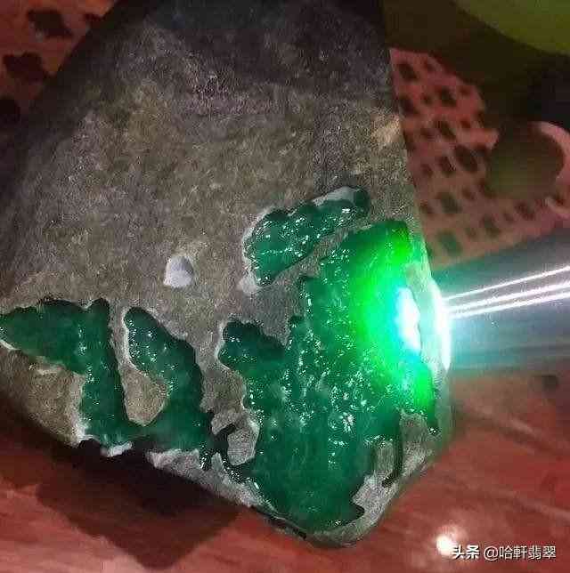 玻璃种帝王绿翡翠价格(玻璃种帝王绿翡翠价格及图片)插图6