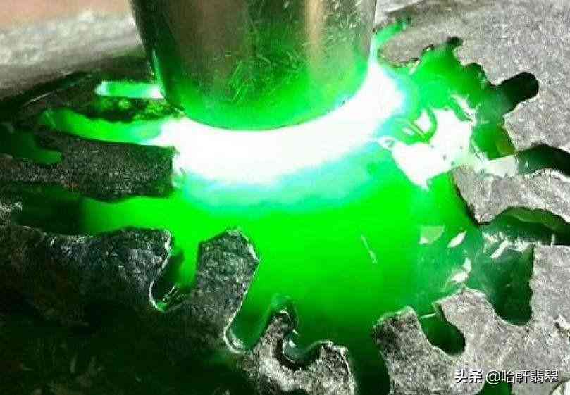 玻璃种帝王绿翡翠价格(玻璃种帝王绿翡翠价格及图片)插图7