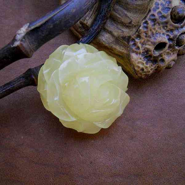 琥珀贵还是蜜蜡贵(琥珀与蜜蜡谁更有价值)