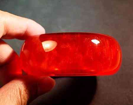 琥珀贵还是蜜蜡贵(琥珀与蜜蜡谁更有价值)插图2 琥珀贵还是蜜蜡贵(琥珀与蜜蜡谁更有价值)插图2