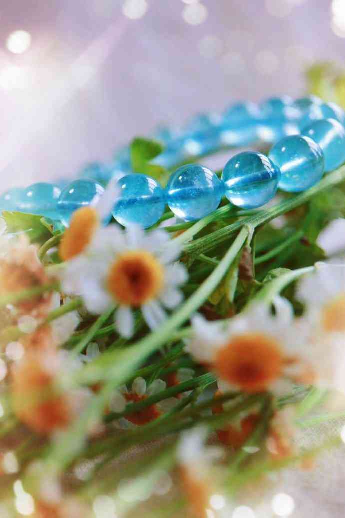 海蓝宝的功效与作用适合什么人戴(佩戴海蓝宝的功效)插图1 海蓝宝的功效与作用适合什么人戴(佩戴海蓝宝的功效)插图1