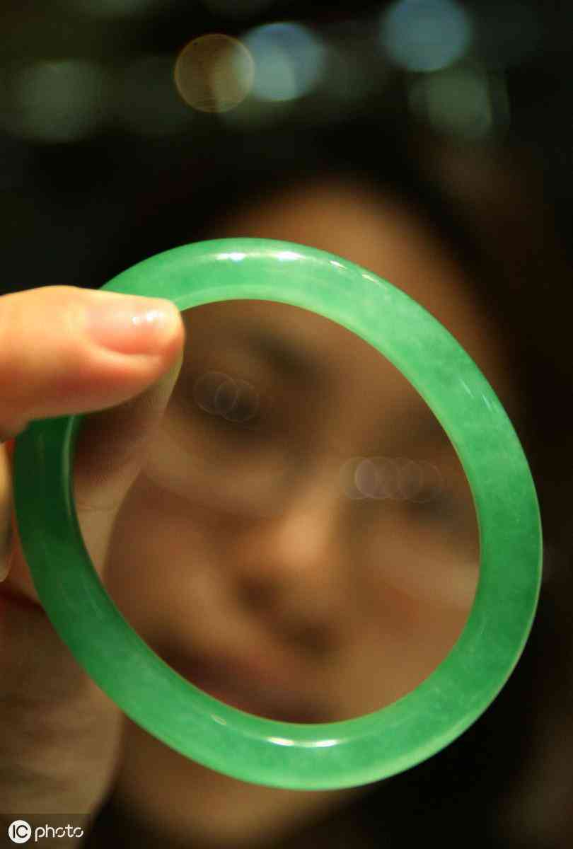 糯冰种翡翠原石(糯冰种翡翠原石切开图片)