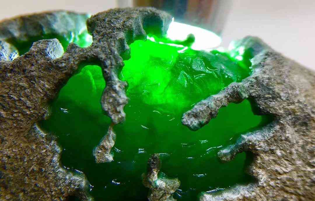 糯冰种翡翠原石(糯冰种翡翠原石切开图片)插图5 糯冰种翡翠原石(糯冰种翡翠原石切开图片)插图5