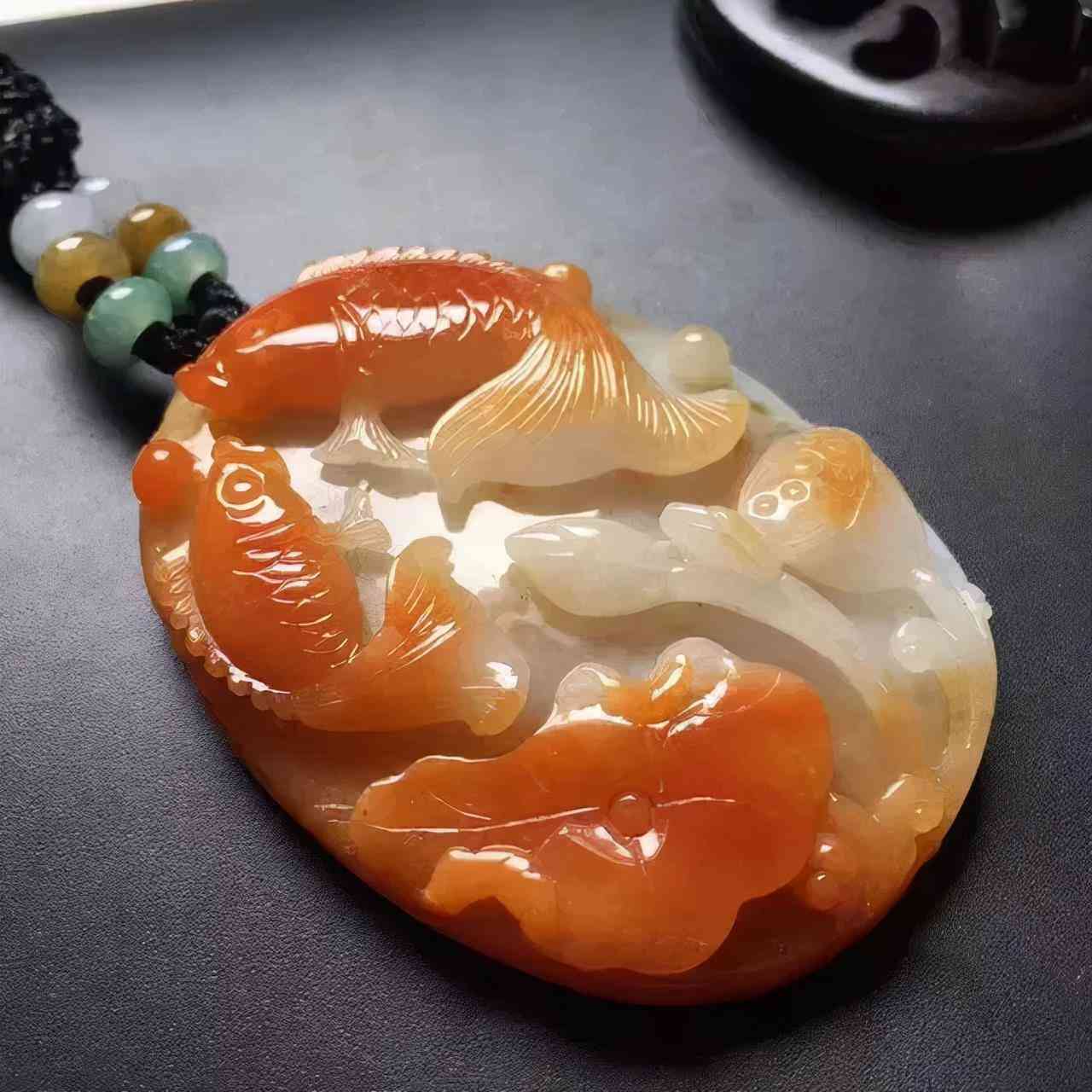 红色手镯一般是啥玉(红色手镯一般是啥玉有气泡)