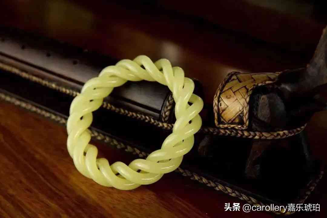 琥珀手镯的功效与作用(琥珀什么颜色最珍贵)插图1 琥珀手镯的功效与作用(琥珀什么颜色最珍贵)插图1