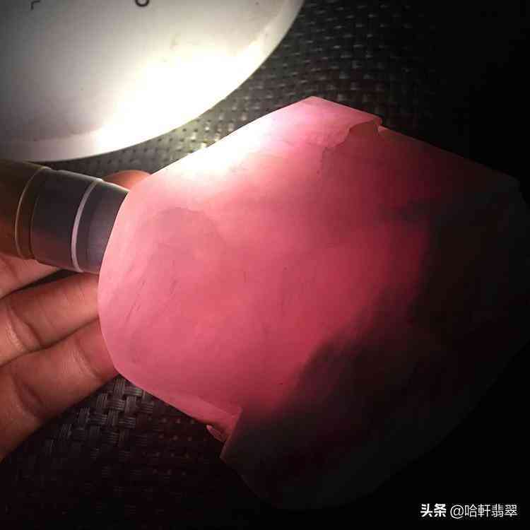 白色不透明翡翠属于什么档次(白色不透明翡翠值钱吗)插图3 白色不透明翡翠属于什么档次(白色不透明翡翠值钱吗)插图3