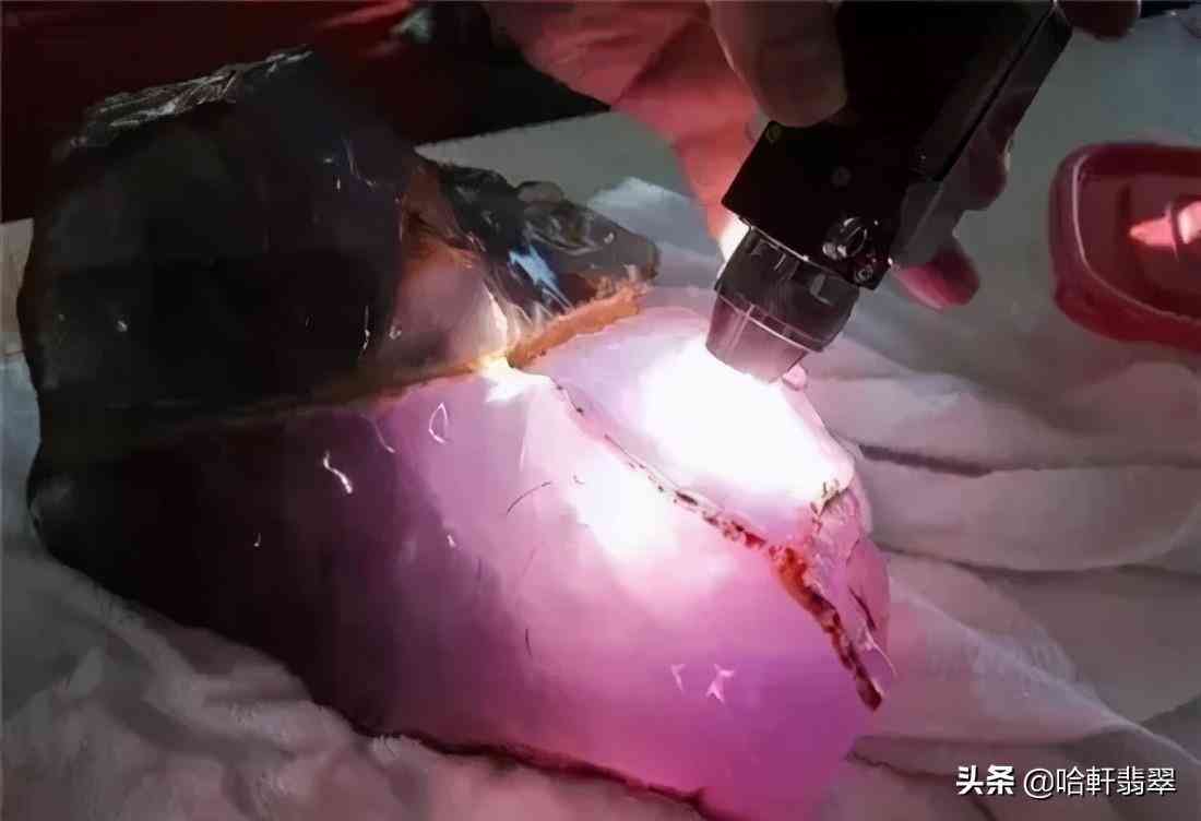 白色不透明翡翠属于什么档次(白色不透明翡翠值钱吗)插图7 白色不透明翡翠属于什么档次(白色不透明翡翠值钱吗)插图7