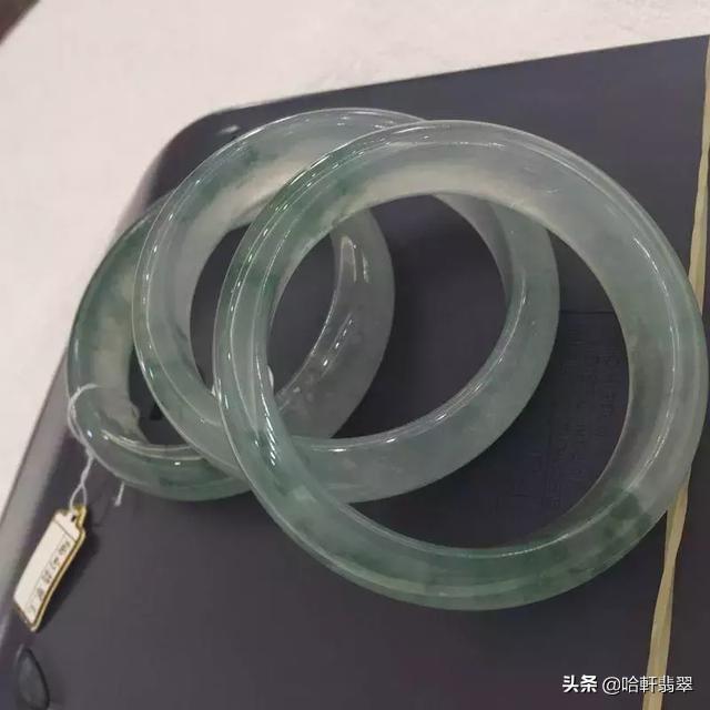 翡翠镯子和玉镯子哪个好(翡翠镯子和玉镯子的区别)
