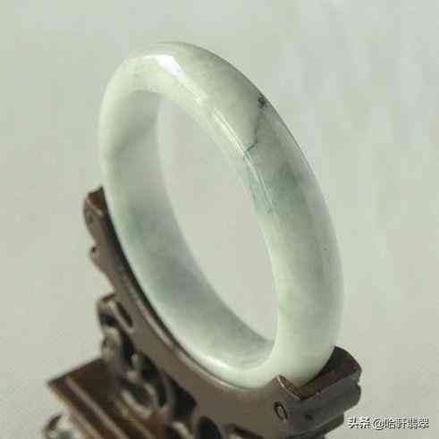 翡翠镯子和玉镯子哪个好(翡翠镯子和玉镯子的区别)插图2