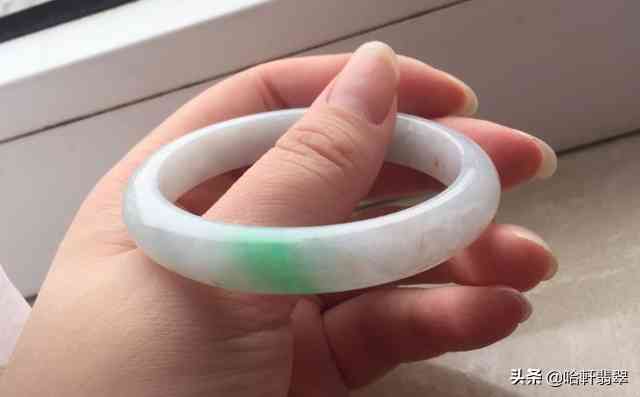 翡翠镯子和玉镯子哪个好(翡翠镯子和玉镯子的区别)插图4