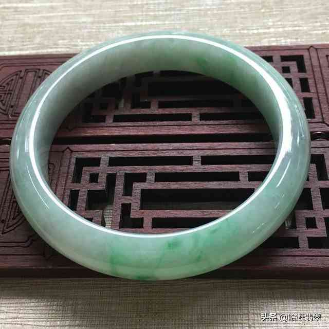 翡翠镯子和玉镯子哪个好(翡翠镯子和玉镯子的区别)插图5