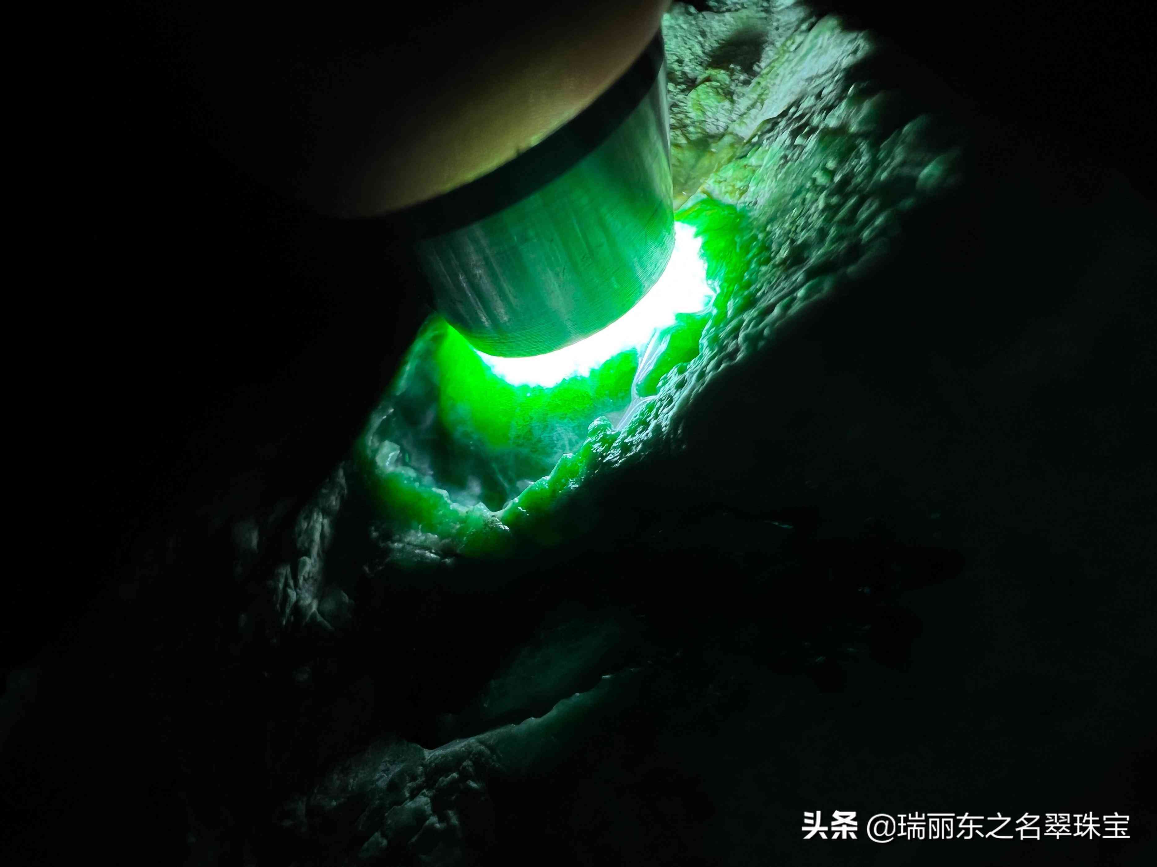 木那翡翠原石的特点讲解(木那翡翠的特征)插图4 木那翡翠原石的特点讲解(木那翡翠的特征)插图4