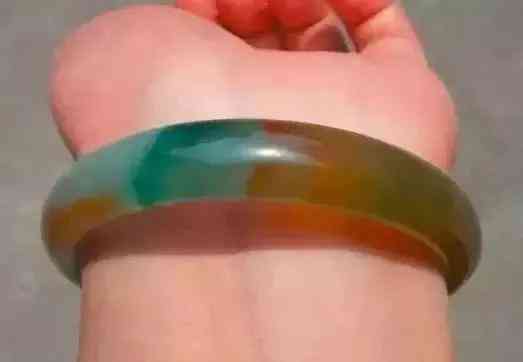 玉手镯什么颜色最贵(玉手镯什么颜色最贵墨绿)插图4