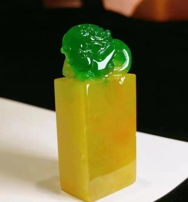 玉手镯什么颜色最贵(玉手镯什么颜色最贵墨绿)插图8