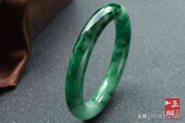 贵妃手镯和圆镯哪种好(贵妃镯和圆镯哪个舒服)